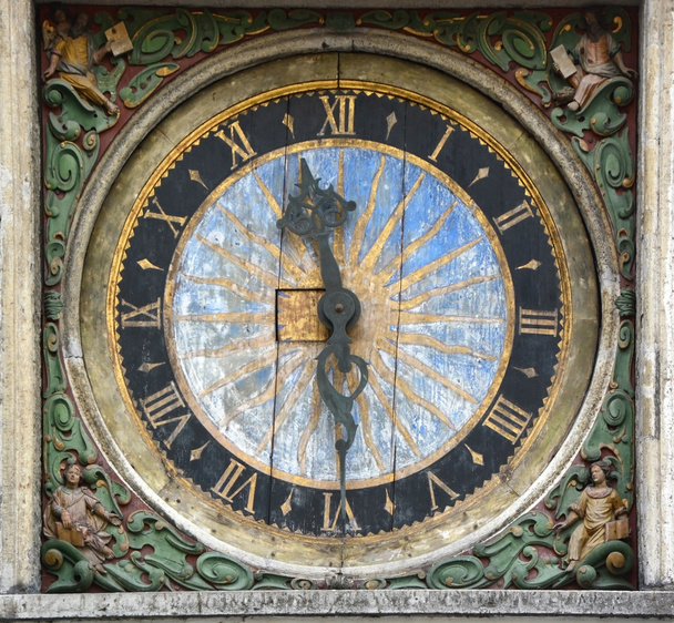 Relojes antiguos en Tallin
 - Foto, imagen