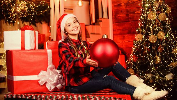 make good cheer. hello from santa claus. surprise. small happy girl at christmas tree. morning before Xmas. family holiday. new year is coming. Kid enjoy the holiday. child girl with xmas present - Фото, зображення
