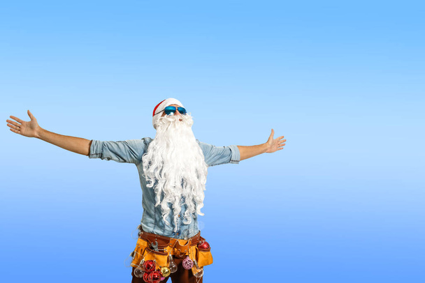 Санта Клаус у сонцезахисних окулярах танцює на відкритому повітрі на Північному полюсі. Фотографія високої якості - Фото, зображення