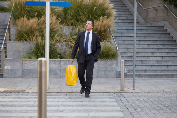 businessman walking with shopping bag - Foto, Imagem