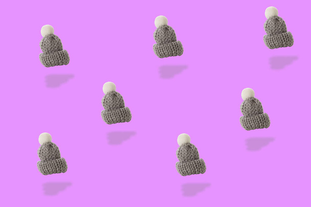 Chapéu de lã cinza whit padrão pompon branco no backgound rosa - Foto, Imagem