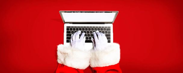 Santa Claus using a laptop computer - Fotografie, Obrázek