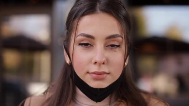 Nahaufnahme von Frau nehmen auf Gesichtsmaske im Freien - Filmmaterial, Video