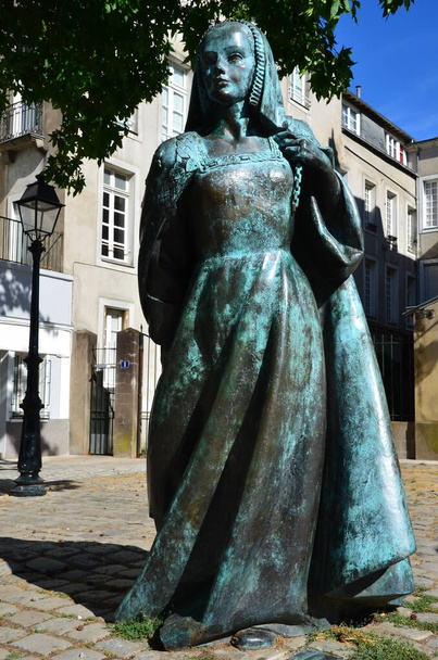 Düşes Anne de Bretagne 'ın Fransa' daki heykeli. - Fotoğraf, Görsel