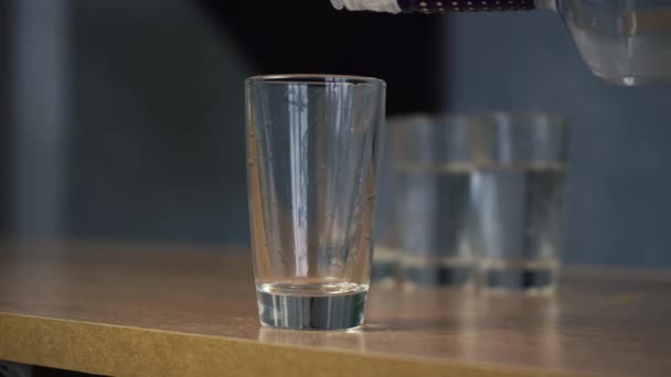 mies kaataa vodkaa lasiin ammuttu - Materiaali, video