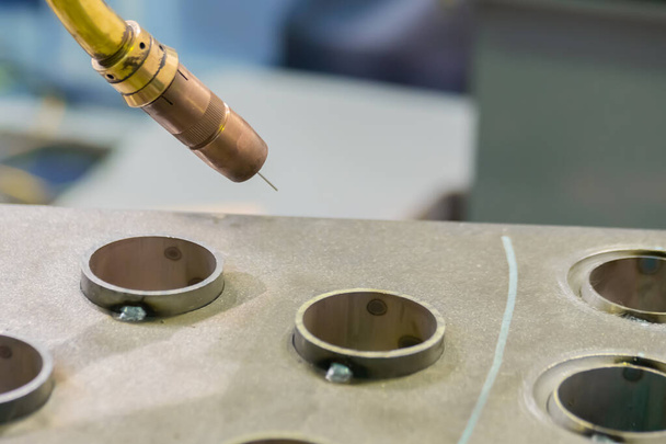 Robot sergisinde gaz metali kaynaklama için endüstriyel kaynak robotu - Fotoğraf, Görsel