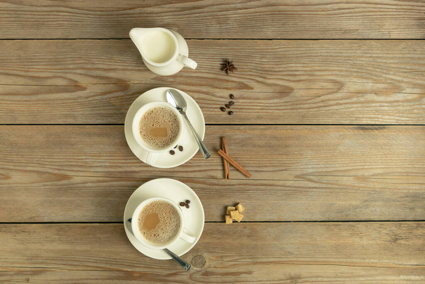 Kopieer ruimte op houten achtergrond met koffie en specerijen. - Foto, afbeelding