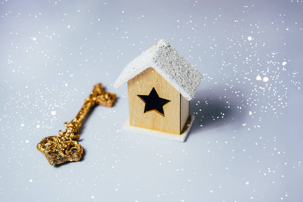 Maison en bois et clés comme vœu de Noël. - Photo, image