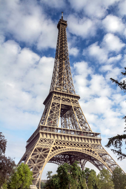 Ейфелева вежа в Парижі (Франція). - Фото, зображення