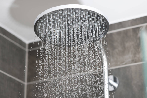 Attrezzature idrauliche professionali e di alta qualità per interni del bagno. - Foto, immagini