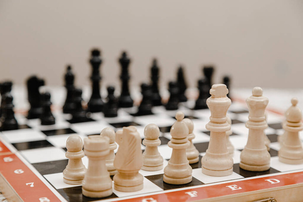 Satranç tahtasında klasik satranç standı. Yeni başlayanlar için satranç kombinasyonları - Fotoğraf, Görsel