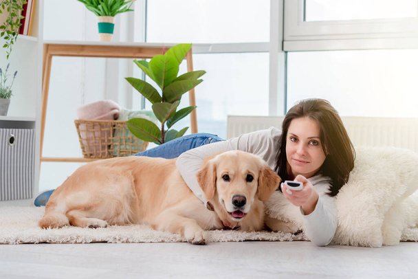 Mädchen liegt neben Golden Retriever-Hund - Foto, Bild