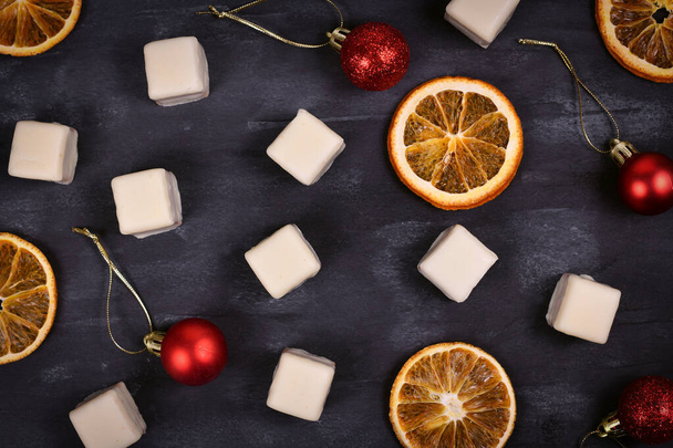 German candy called 'Dominosteine' and orange slices. A Christmas food consisting of gingerbread, orange jelly and marzipan layers covered with white chocolate icing - Foto, Bild