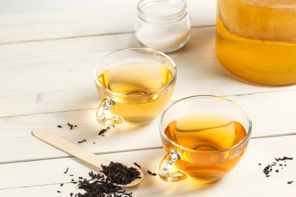 Hausgemachte Kombucha-Limonade, ein Getränk, das durch die Verarbeitung von süßem Tee mit Kombucha-Pilz gewonnen wird. Süßes und saures kohlensäurehaltiges Getränk erfrischt, belebt und stärkt das Immunsystem - Foto, Bild
