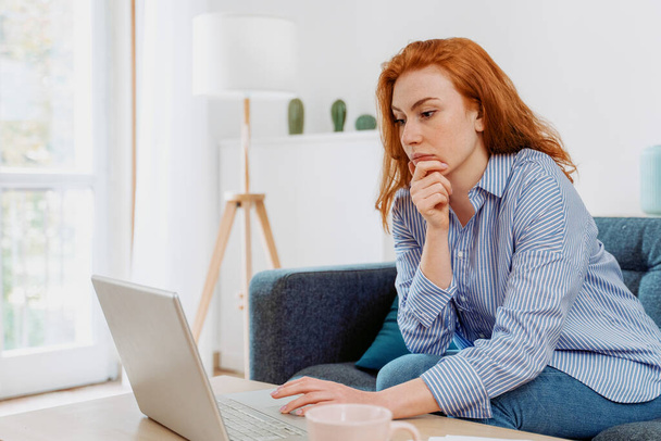 Mulher trabalhando em casa usando laptop e conexão com a internet - Foto, Imagem