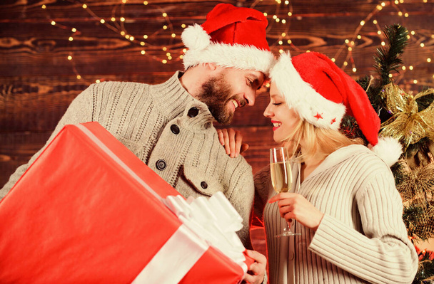 Erkeğimi seviyorum. Mutlu yıllar. Noel Baba 'dan hediye. Birbirine aşık çift Noel Baba şapkası. Tatil hediyeleri. Aile Noel partisi. Kış sezonu satışları. Selamlama zamanı. Büyük bir sürpriz. Kadınlar ve erkekler xmas 'ı sever - Fotoğraf, Görsel
