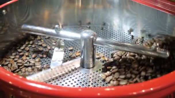 Meng- en roosterproces - koffiebrandermachine tijdens het werk - Video