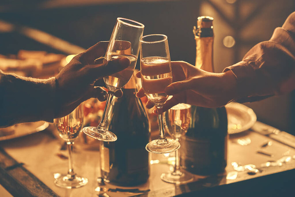 Cropped photo of friends enjoying home party while drinking champagne. Home party concept - Foto, Imagen