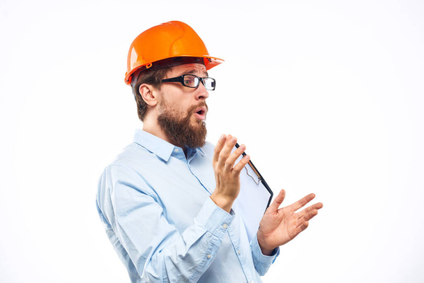 Hombre de negocios construcción sombrero duro con documentos profesionales de la industria - Foto, imagen