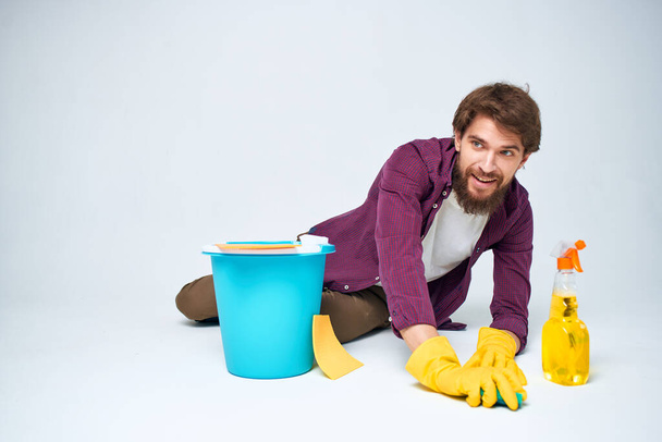 detergente in guanti di gomma lavaggio pavimenti lavori domestici luce sfondo - Foto, immagini