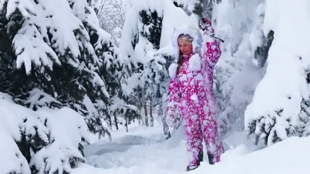 Mädchen spielt im Winter im Schnee im Park. - Filmmaterial, Video