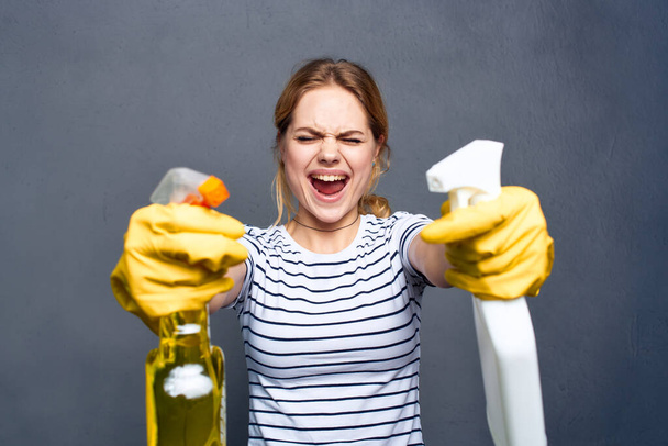 Весела жінка, що надає прибирання вдома
 - Фото, зображення