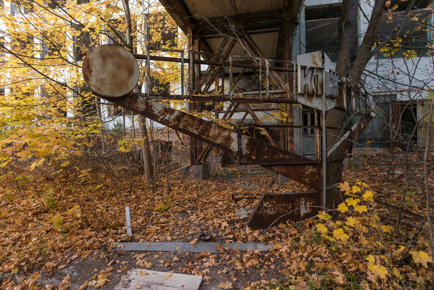 Знак на заброшенном заводе Юпитер в Чернобыльской зоне рядом с городом-призраком Припять, осень, Украина - Фото, изображение