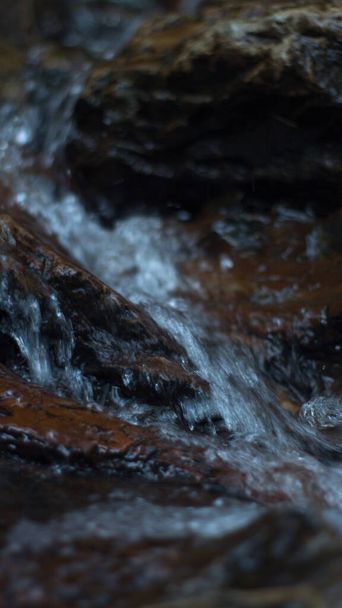 Nahaufnahme des Gebirgsflusses fließt zwischen malerischen Sommersteinen. Felsen in den Bergen mit fließendem Wasser - Foto, Bild