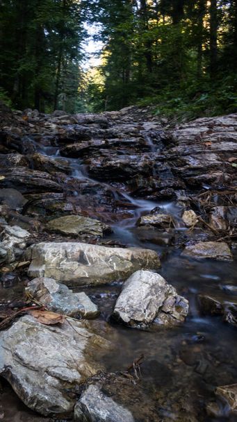Közelítse meg a hegyi folyók közötti festői nyári kövek. Sziklák a hegyekben, folyó vízzel. - Fotó, kép