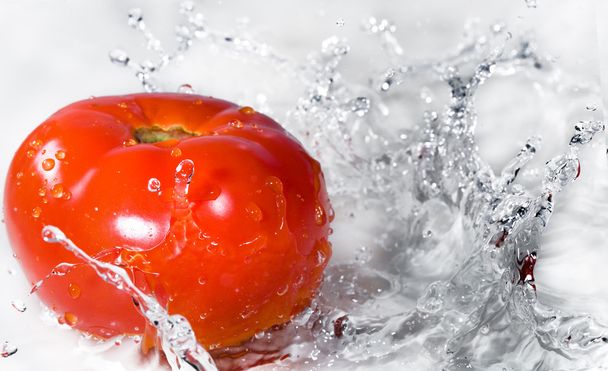 Tomato in water splashes - Valokuva, kuva