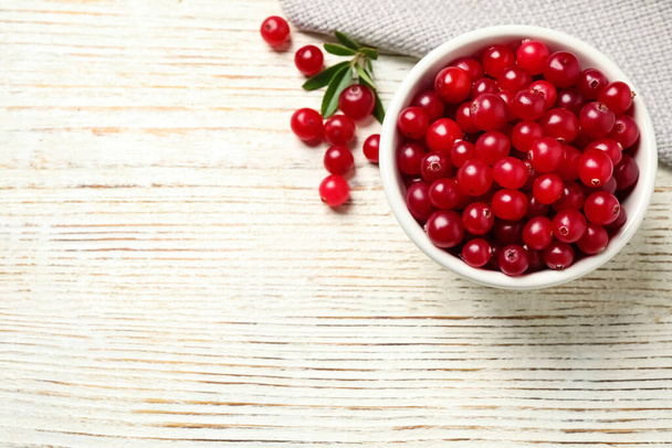 Tasty ripe cranberries on white wooden table, flat lay. Space for text - Fotografie, Obrázek