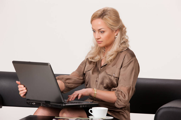 Young woman working at the laptop - Photo, Image