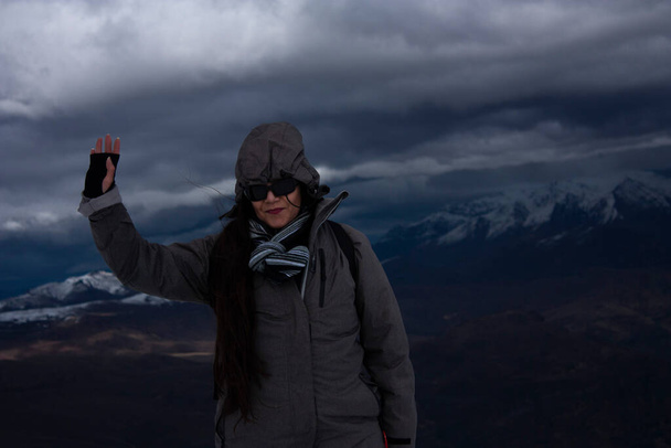 雪の谷の嵐の前の劇的な曇り空の隣の山の女性チリ国 - 写真・画像