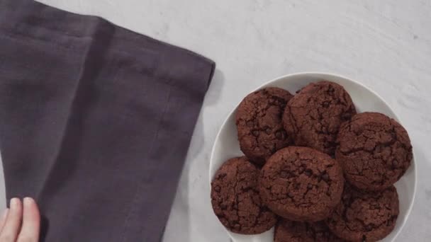 suklaa evästeet lähikuva näkymä pöydälle  - Materiaali, video