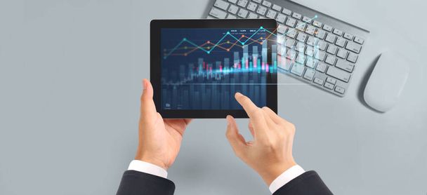 Groei bedrijfsplan grafiek en toename van grafiek positieve indicatoren in zijn bedrijf, tablet in de hand - Foto, afbeelding