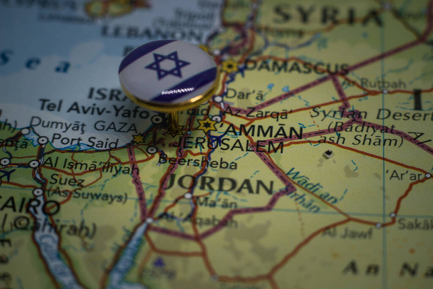 Jerusalén fijada en un mapa con la bandera de Israel - Foto, imagen