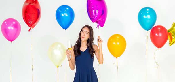 Portret van mooi meisje in de kleurrijke ballon partij - Foto, afbeelding