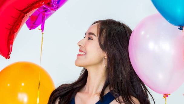Портрет красивої дівчини в барвистій вечірці на повітряній кулі
 - Фото, зображення