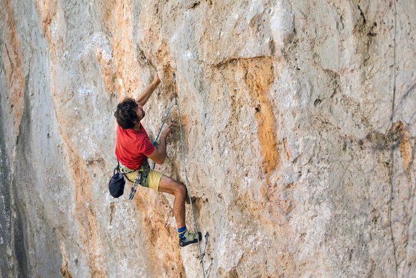 Mies harjoittaa äärimmäistä urheilua, kiipeilijä harjoittelee turkkilaisia kiviä, voimaa ja kestävyyttä. - Valokuva, kuva