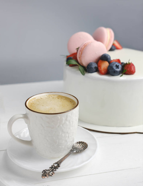 утренняя чашка кофе и торт с макаронами и ягодами. Доброе утро. контент блогера вертикальный размер. селективный фокус - Фото, изображение