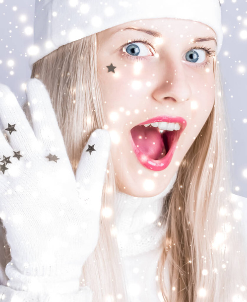Boldog karácsonyt és csillogó hó háttér, szőke nő pozitív érzelmek a téli szezonban vásárlás eladó és nyaralás márka - Fotó, kép