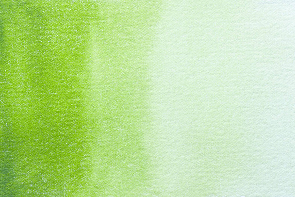 Soyut sanat arka planı açık yeşil ve zeytin renkleri. Yumuşak bir gradyan ile tuvale suluboya boya. Kağıtların üzerinde desenli bir sanat eseri. Doku arkaplanı. - Fotoğraf, Görsel