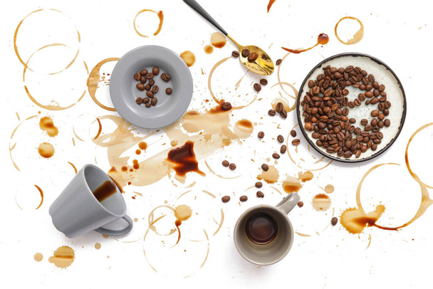 Wywrócony kubek i rozlaną kawę na białym tle - Zdjęcie, obraz