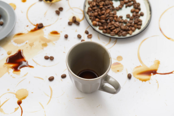 Copo e café mancha no fundo branco - Foto, Imagem