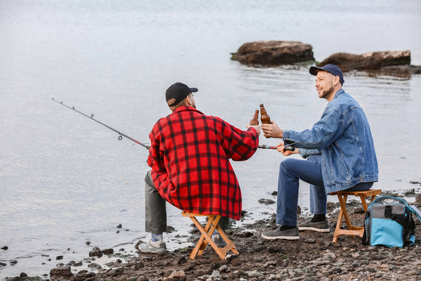 Hombres jóvenes pescando en el río - Foto, Imagen