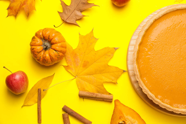 Composition with tasty pumpkin pie on color background - Foto, imagen
