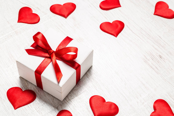 Valentijnsdag achtergrond. . met geschenk en rode harten, bovenaanzicht. San Valentine en het concept van de liefde. - Foto, afbeelding