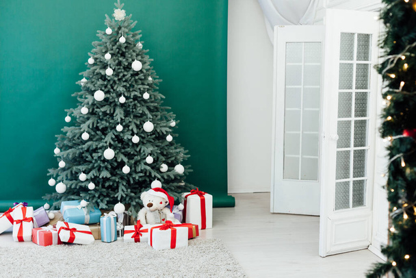 Vánoční strom borovice s dárky nový rok interiér dekorace pozadí - Fotografie, Obrázek