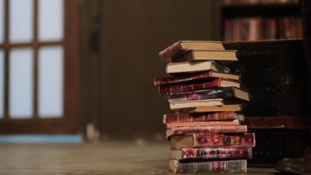 В библиотеке стопка книг падает на пол. Концепция обучения в старой библиотеке, стеллажи литературных текстов - Кадры, видео