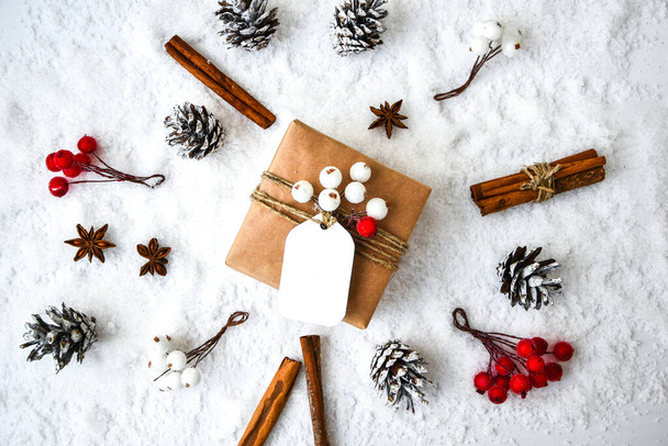 Zero odpadów prezenty świąteczne z dekoracjami na białym tle śniegu. Odbiór. Przyjazny dla środowiska pakowany prezent z tagami z tektury rzemieślniczej. Nowy rok - Zdjęcie, obraz